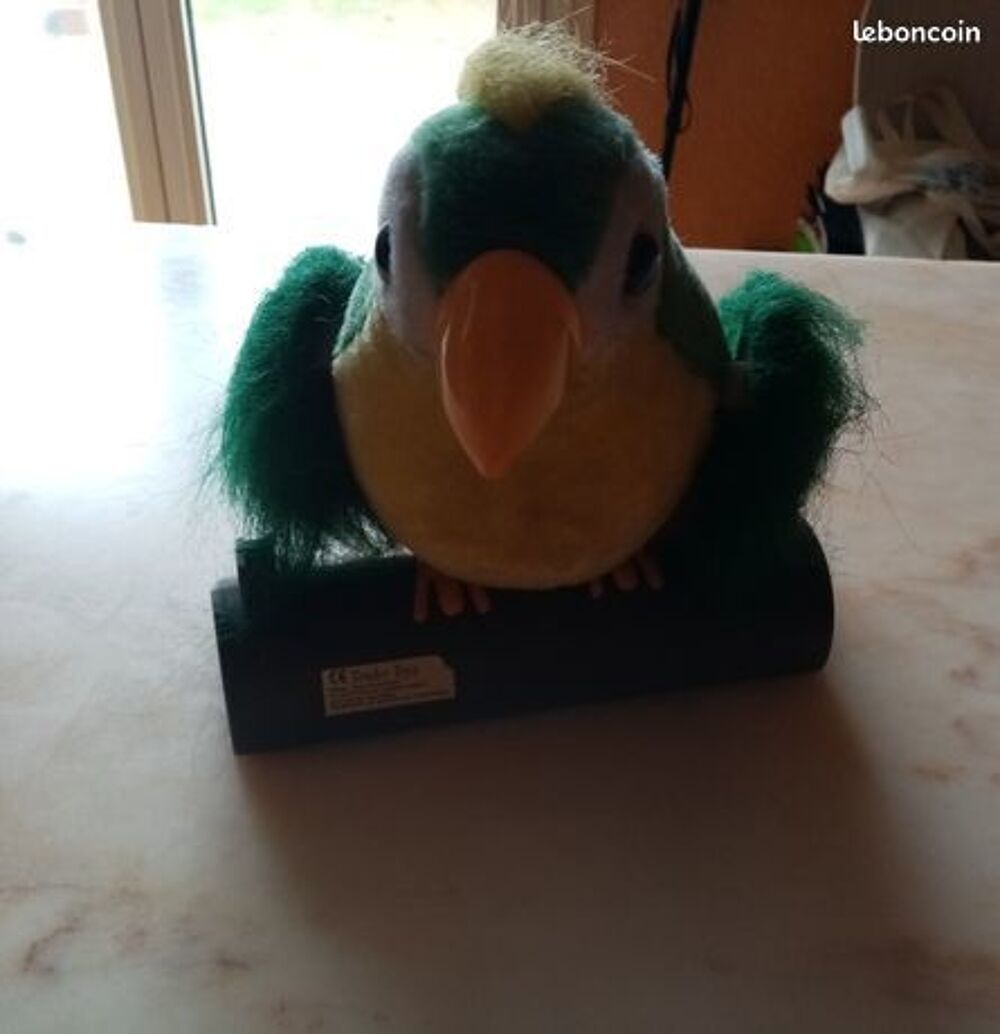 perroquet peluche sur socle
Jeux / jouets
