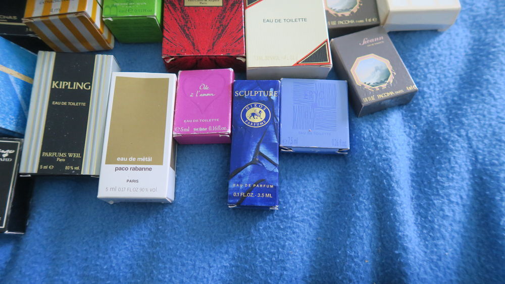 Lot de 30 miniatures de parfum Avec boite 