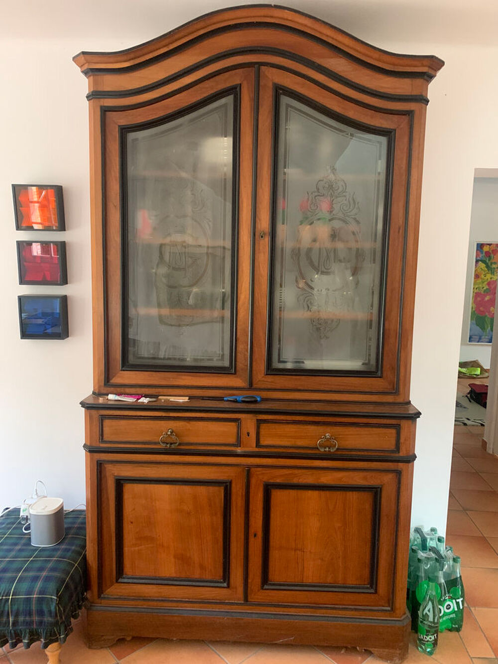 Buffet ancien en bois massif avec vitrine grav&eacute;e Meubles