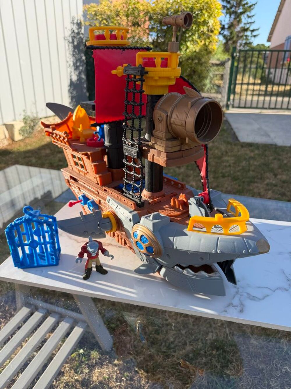 Bateau pirate /requin (grand format) - Etat neuf Jeux / jouets