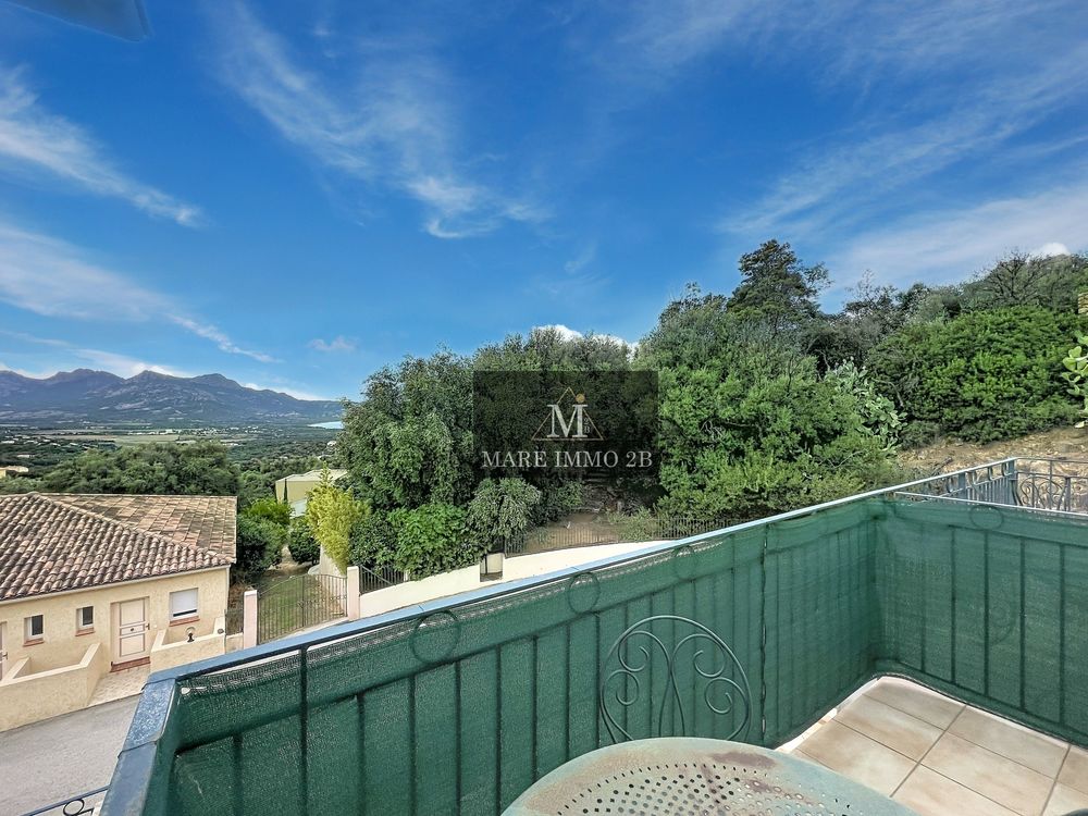Vente Appartement 2 pièces en dernier étage avec terrasse et parking Calvi
