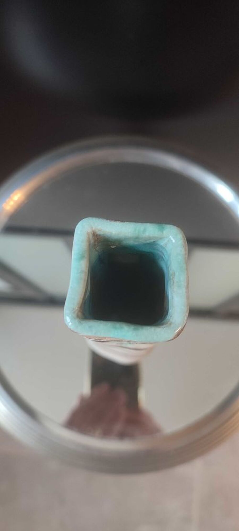 Vase en gr&egrave;s tourn&eacute; sign&eacute; &agrave; d&eacute;cor en relief 