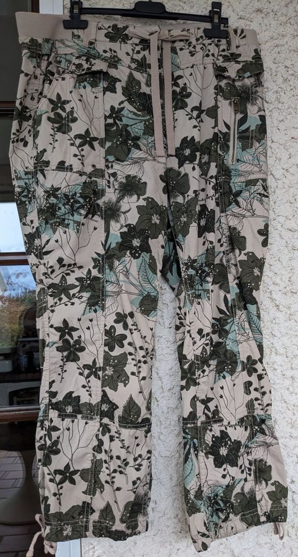 pantalon impression fleurie beige et vert Vêtements