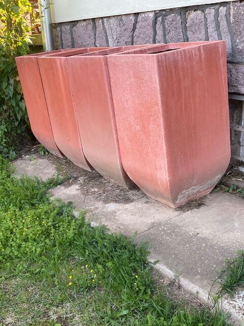 GRAND pot de fleurs en fibre de verre 
30 La Salle (88)