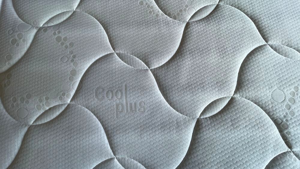 Ensemble lit / matelas et chevet + linges de maison Meubles