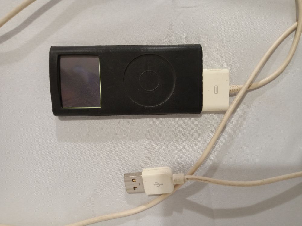 iPod Apple 4GB vert pomme housse latex noire Audio et hifi