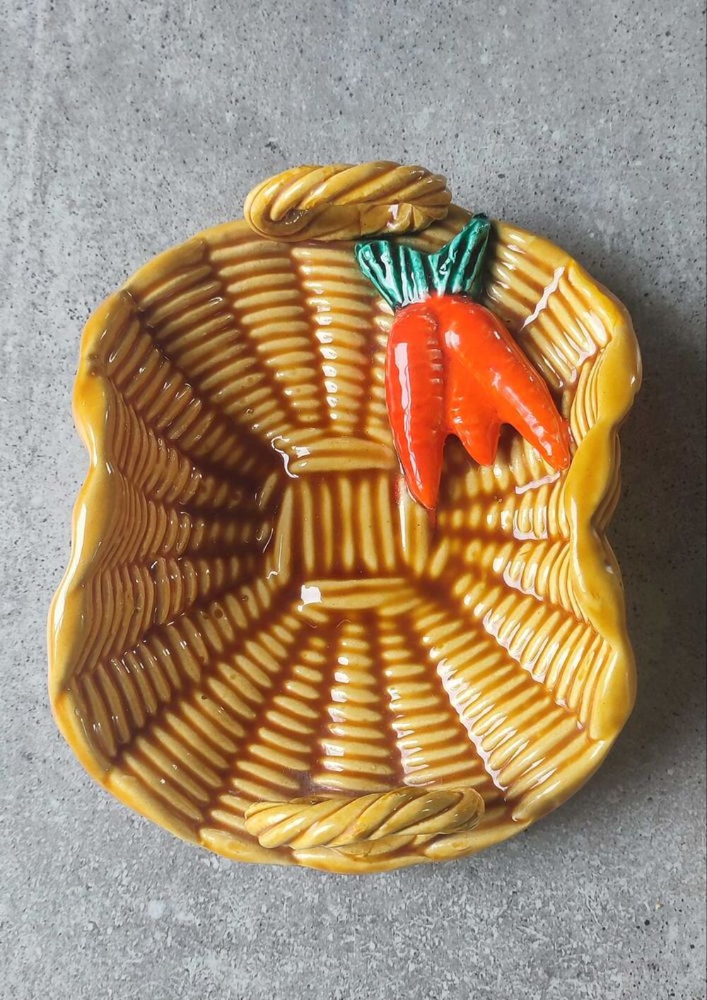 Barbotine "Panier carottes"Vallauris 
