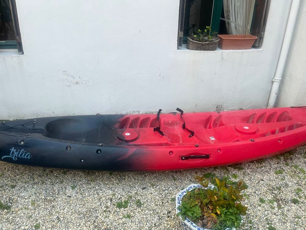 Kayak tr&egrave;s peu utilis&eacute; et en tr&egrave;s bon &eacute;tat Sports