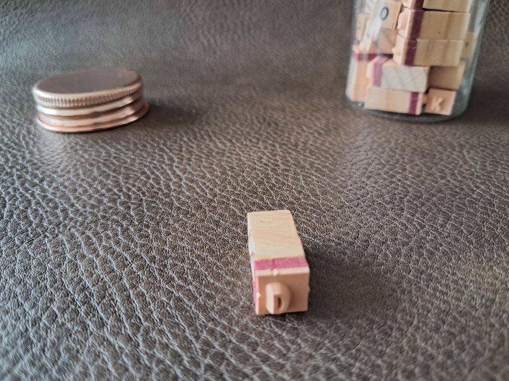 tampons encreurs des 26 lettres de l'alphabet + le tr&eacute;ma 
Jeux / jouets