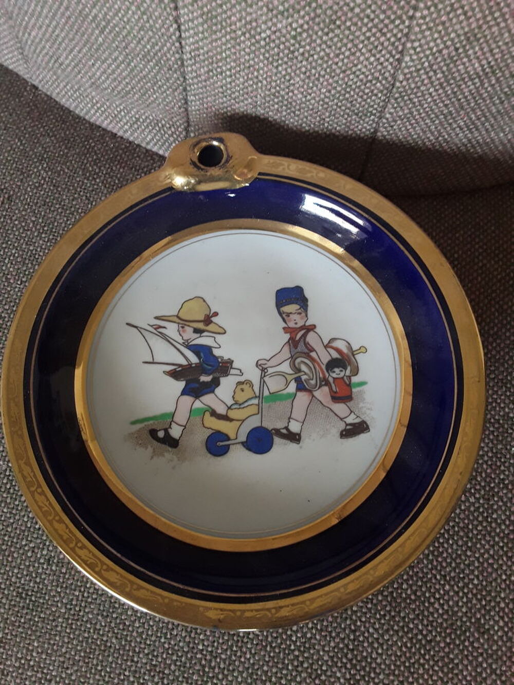 Tr&egrave;s belle assiette en porcelaine fine .
Décoration