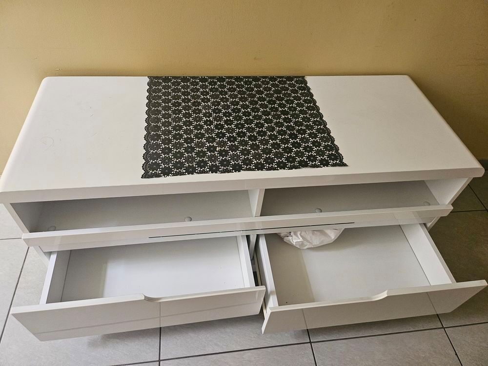 Meuble tv 
Largeur 117
P 44
H 49
Meubles