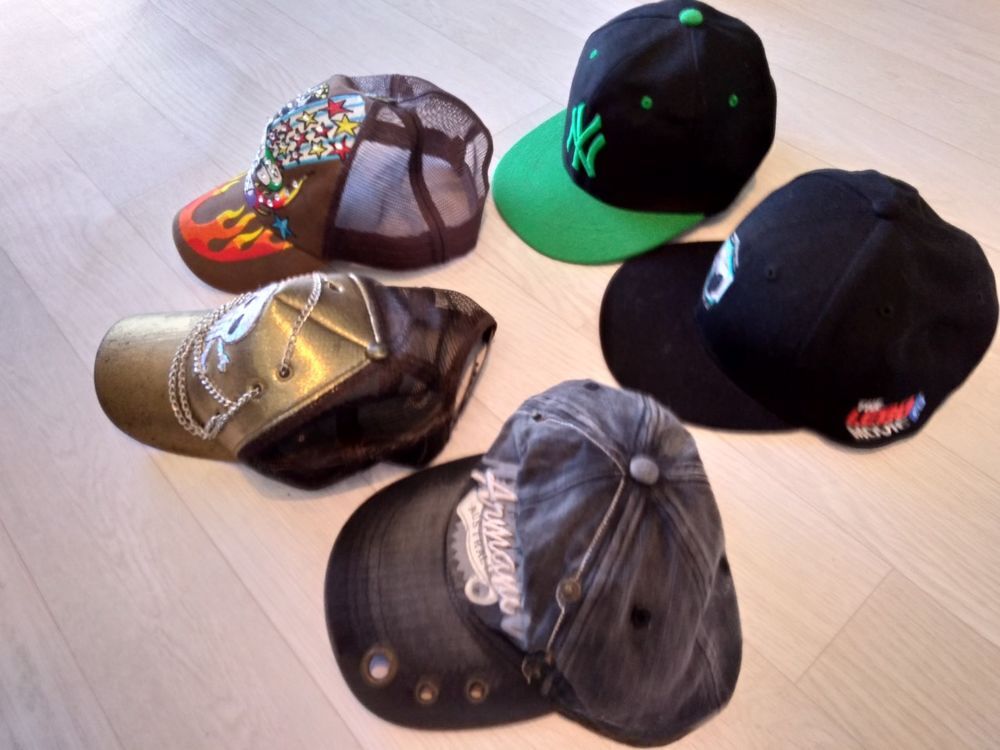 LOT 5 CASQUETTES STYL&Eacute;ES QUASI NEUVES R&Eacute;GLABLES Vêtements