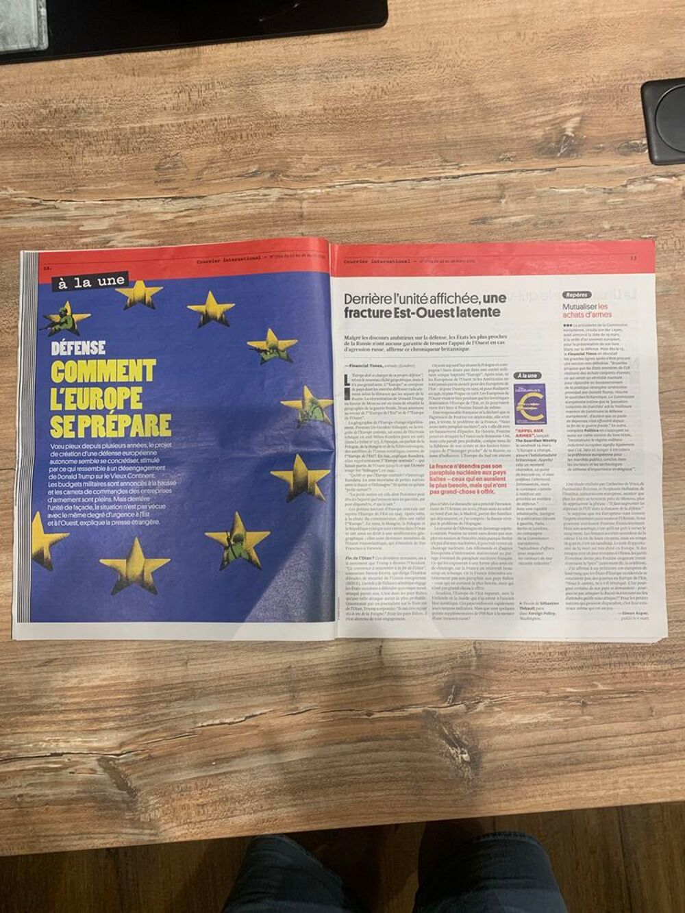 Magazine Courrier International \'\' D&eacute;fense comment l' Europe se pr&eacute;pare \'\' Livres et BD