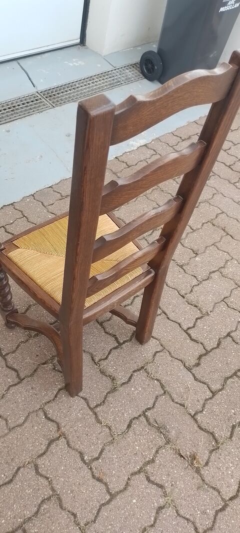 Une belle table avec des pieds tourns avec ses 6 chaises. 390 Distroff (57)