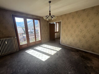 Vente Appartement SAINT JEAN DE MAURIENNE A proximité immédiate des commerces et école Appartement T4 à rénover de 67 m2 très bi Saint-jean-de-maurienne