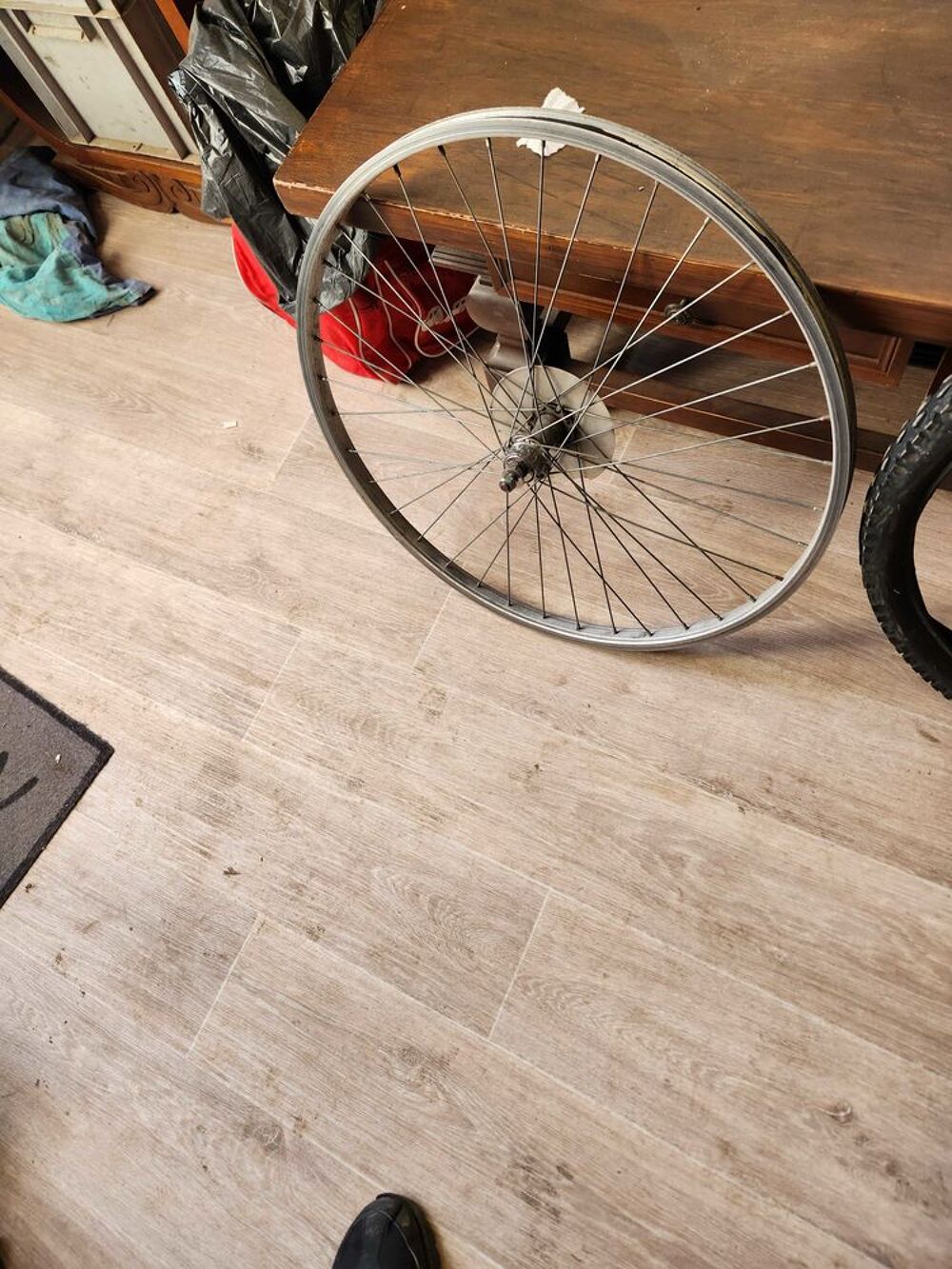 bonjour, je une roue arri&egrave;re de VTT de 26 pouces rayonn&eacute;e avec fond de jante au prix de 40 non voil&eacute;e Vlos
