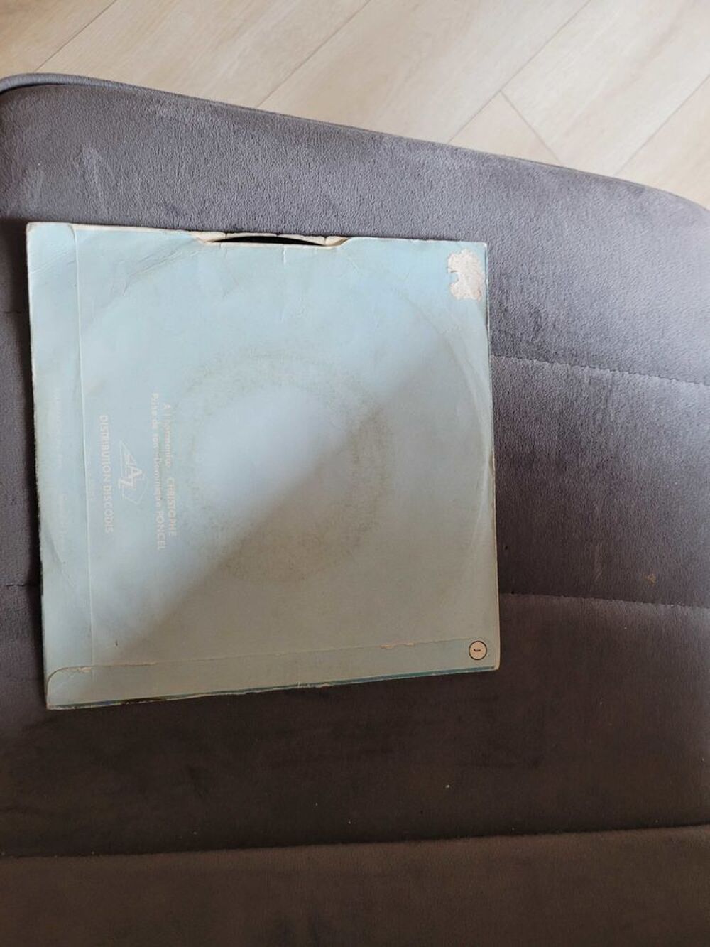 trois disques vinyles 45 tours CD et vinyles