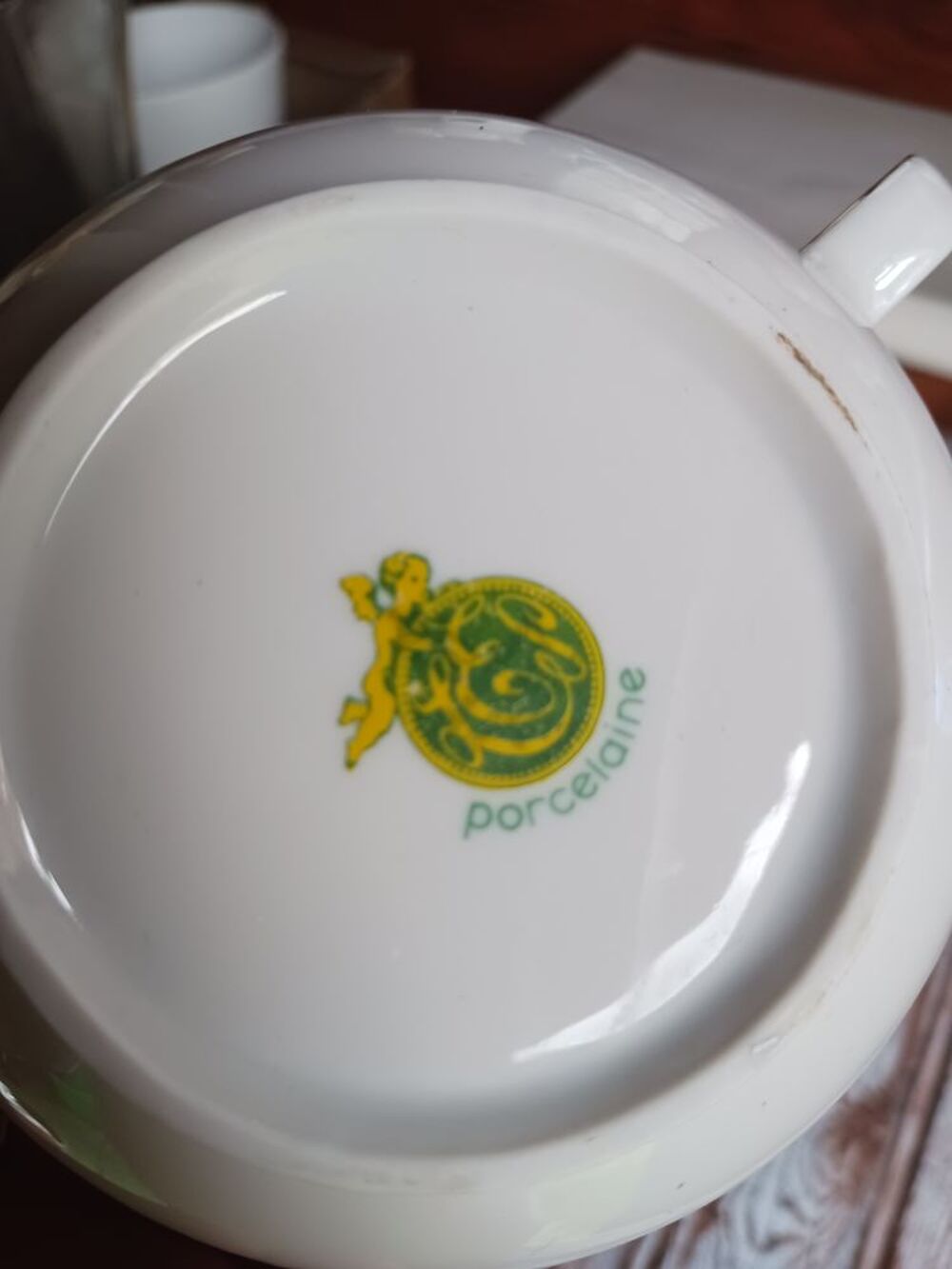 Ensemble Porcelaine Motifs Floraux et Dorure Cuisine