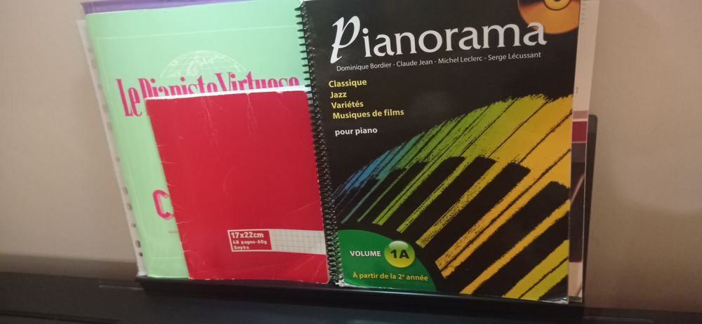 Piano Yamaha P45 noir + encadrement + tr&eacute;pied + p&eacute;dale. Instruments de musique