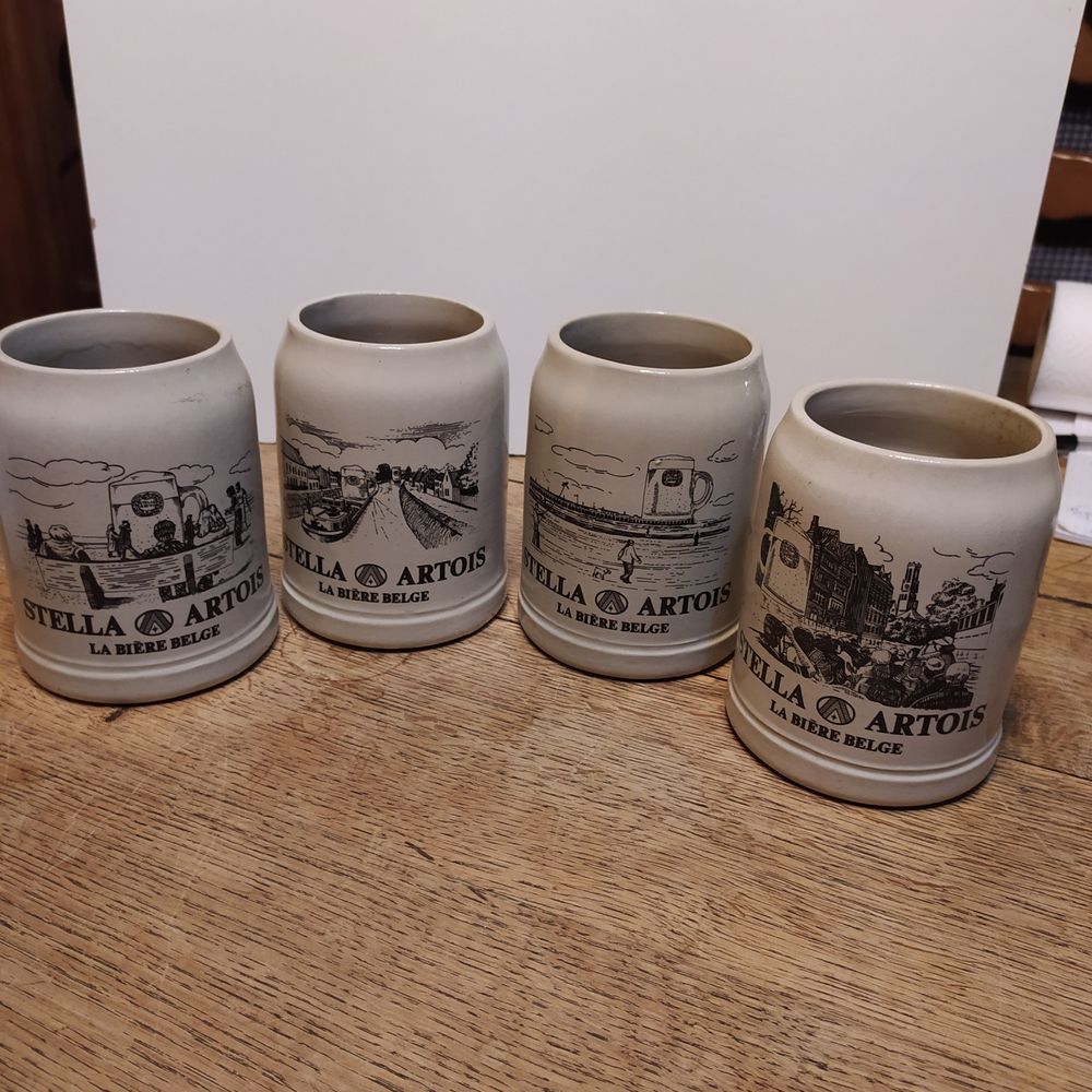 Lot de 4 Chopes de diff&eacute;rents motifs Vintage en Gr&egrave;s 