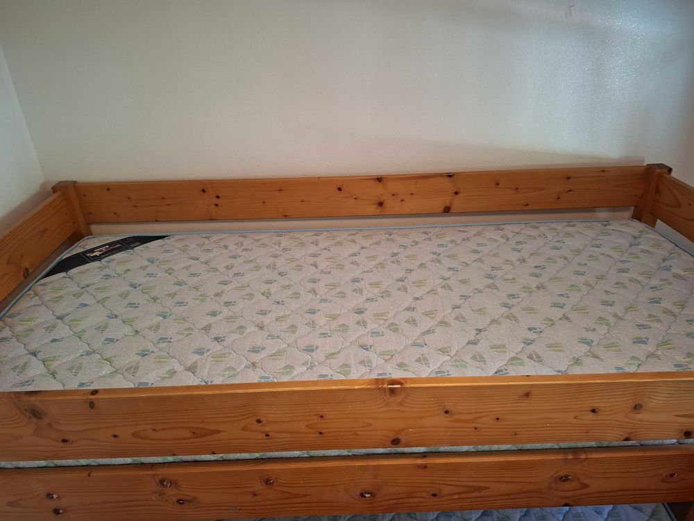 Lit superpos&eacute; en bois avec deux matelas Meubles