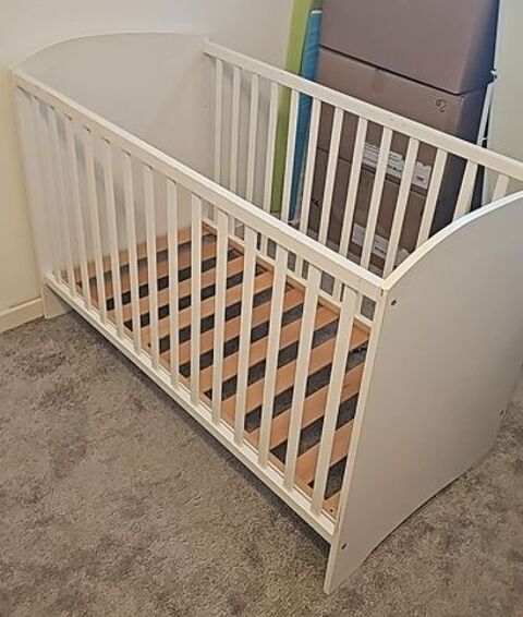 Lit b�b� blanc en bois 25 Beauchamp (95)