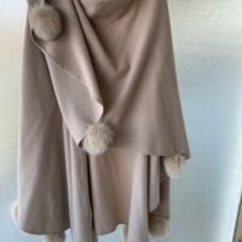 CH� LE  en LAINAGE BEIGE et POMPONS DE RENARD 70 Cannes (06)