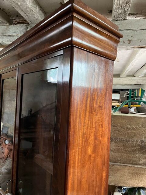 armoire, bibliothèque avec deux portes vitrées, en bon état. armoire, bibliothèque avec deux portes vitrées, en bon état. Sennevières (37)