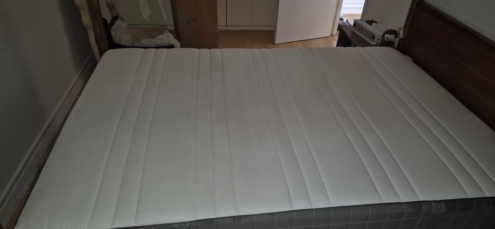Lit, Matelas et 2 Tables de chevets Meubles