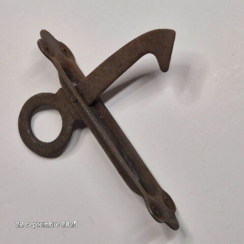 Ancien arr�t ou accroche volets anciens,  mais solide, avec 6 Saumur (49)