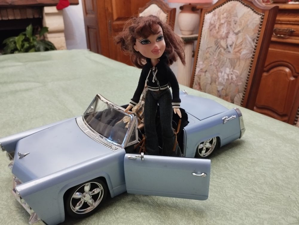 Cabriolet BRATZ VINTAGE avec RADIO et POUPEES Jeux / jouets