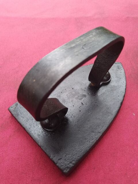 Ancien fer  repasser longueur 10 cm (56) 15 Avermes (03)