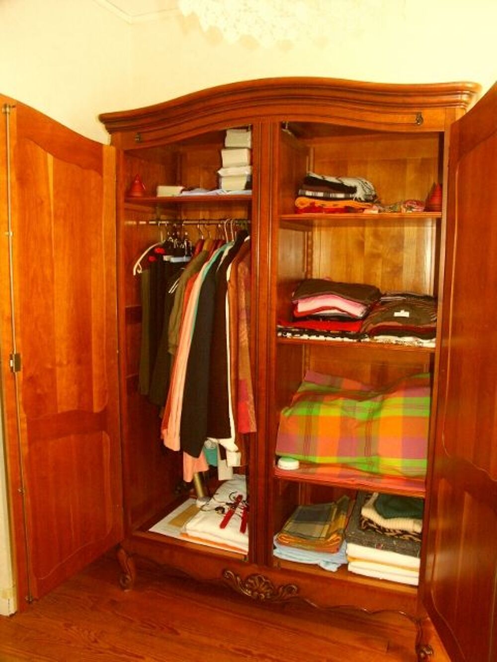 Armoire Penderie 2 portes, Merisier Massif - COMME NEUVE Meubles
