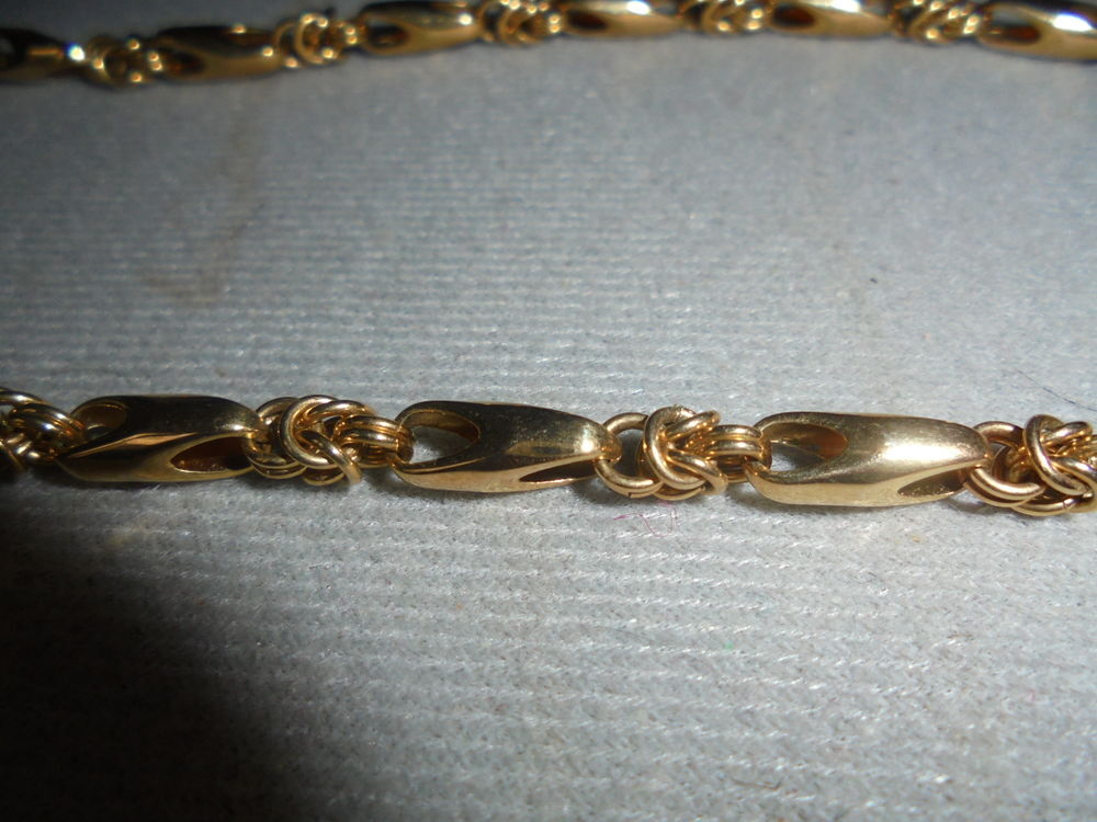 collier en m&eacute;tal dor&eacute; , Bijoux et montres
