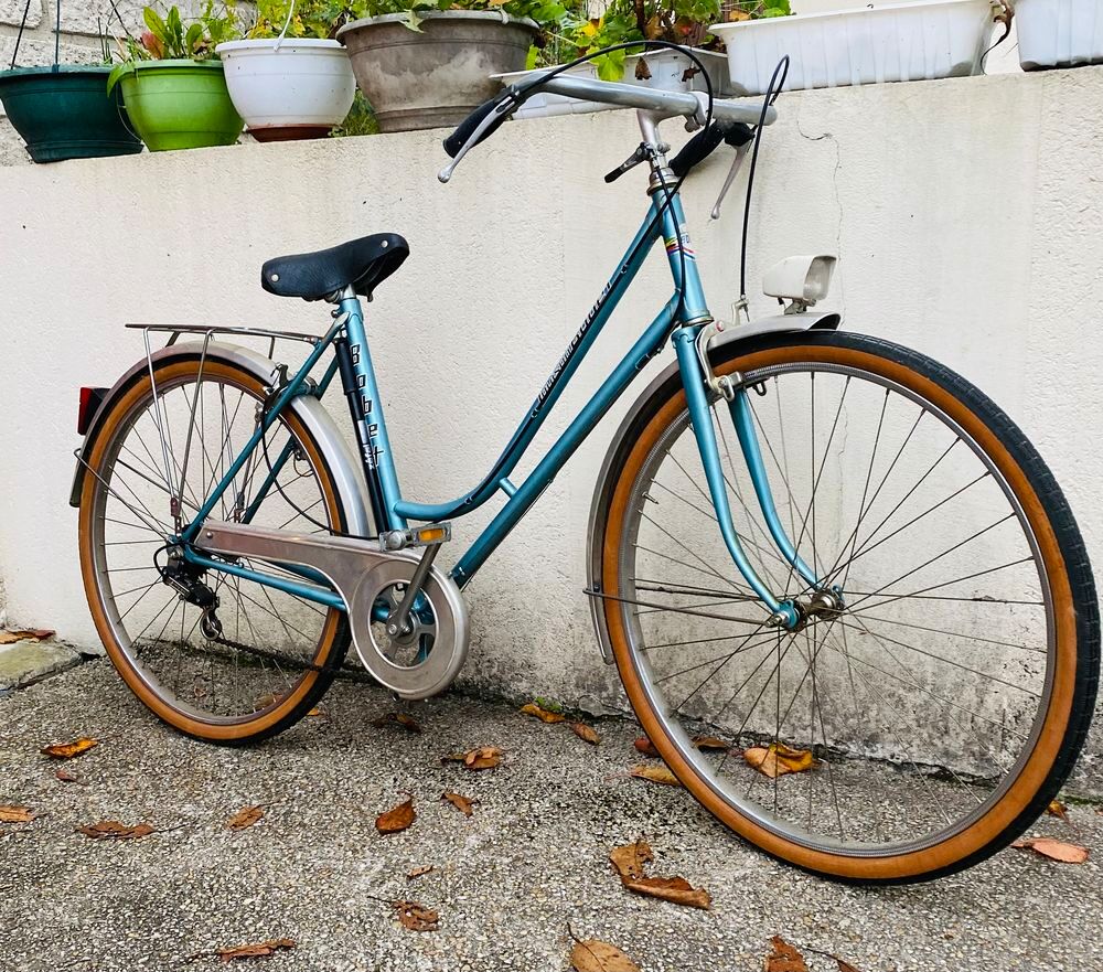 V&eacute;lo femme &eacute;ventuellement mixte bon &eacute;tat. Peu servi. Vélos