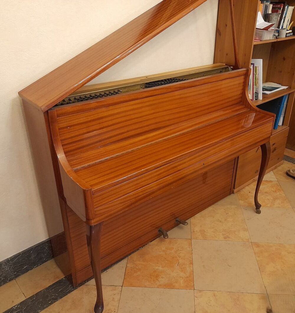 Piano droit Rippen tr&egrave;s bon &eacute;tat Instruments de musique