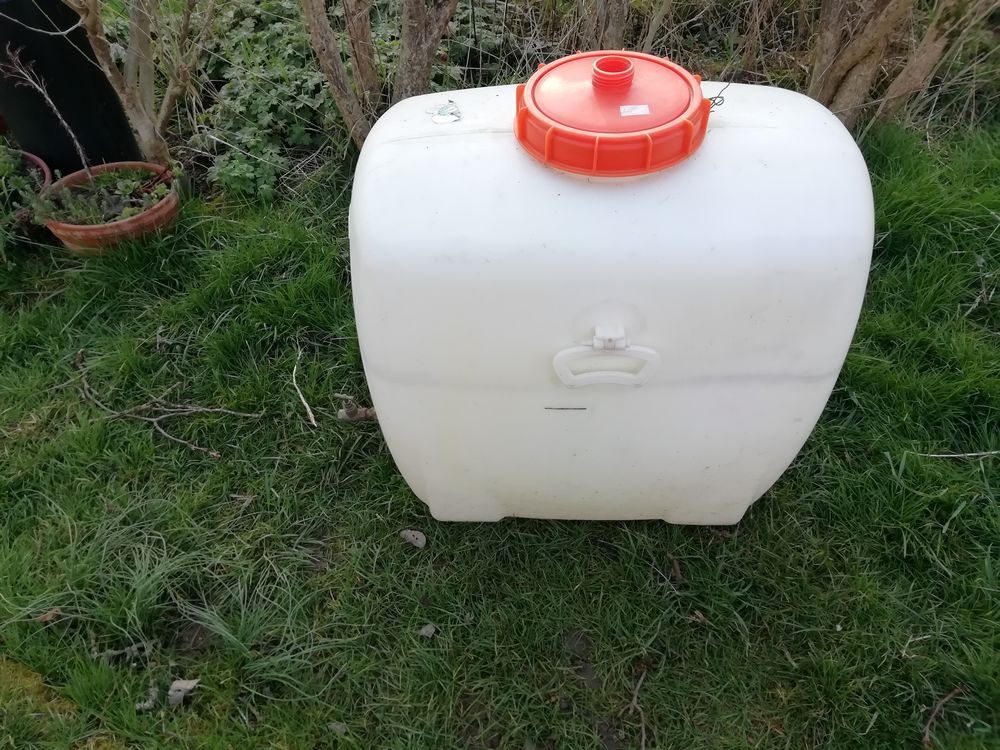 cuve plastique rigide 150 litres valeur neuve 170€ ... Jardin