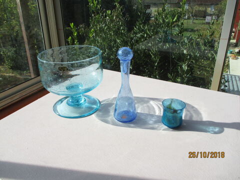 Lot coupe sangria La Roch�re + bouteille + verre bleu. 130 Le Vernois (39)