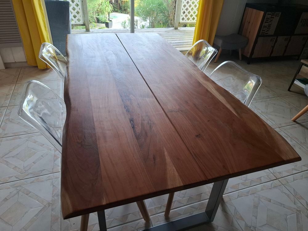 Table salle &agrave; manger. Plateau bois massif. Meubles