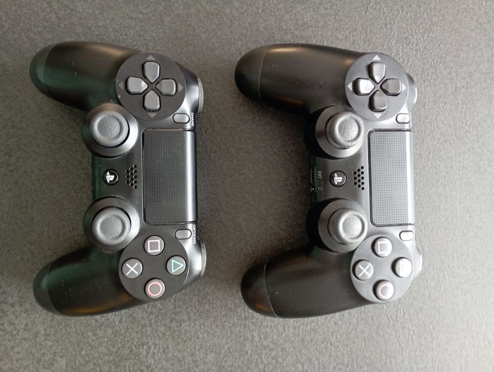 Ps4 - 1 TO - 2 mannettes - 4 jeux Consoles et jeux vidéos