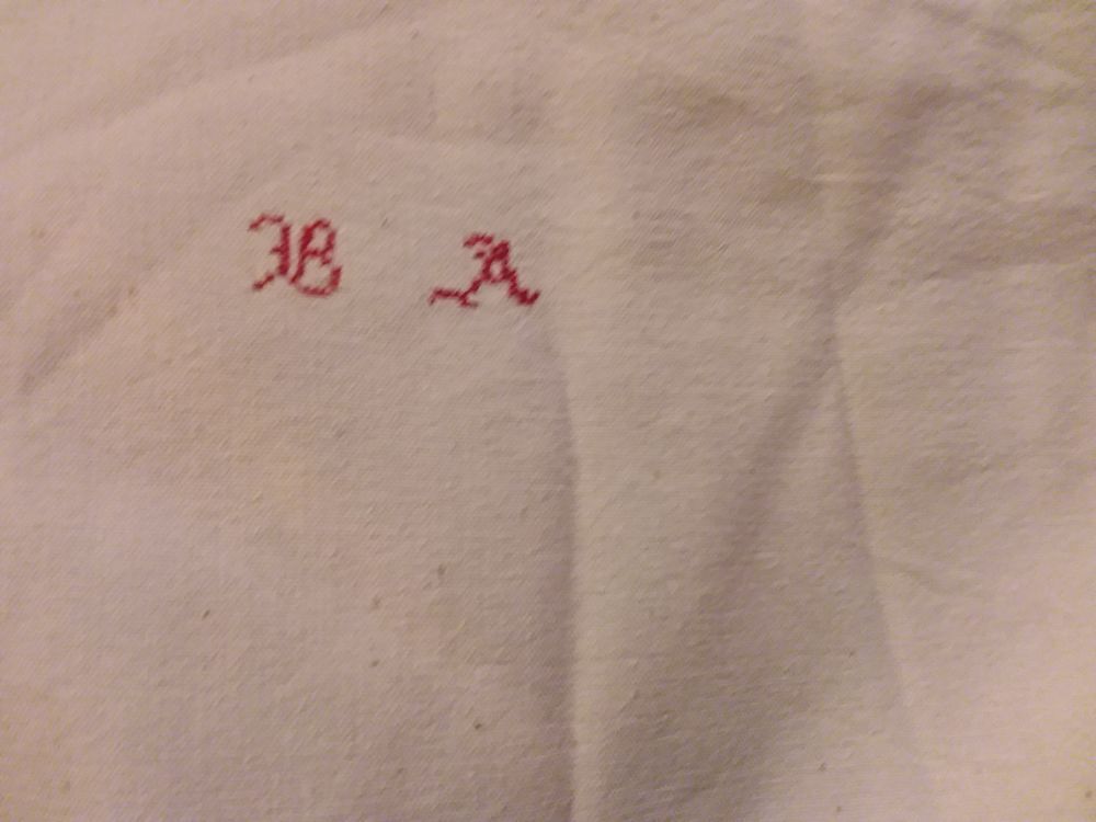 Drap plat ancien monogramm&eacute; (C) Décoration