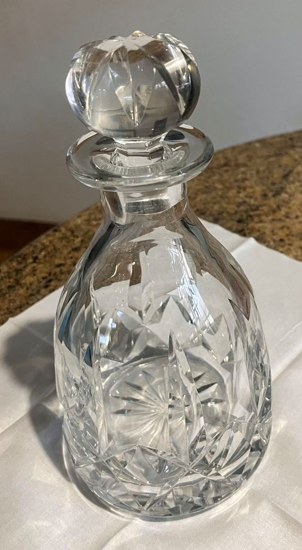 SAINT-LOUIS, Carafe en cristal taill&eacute; avec son bouchon 