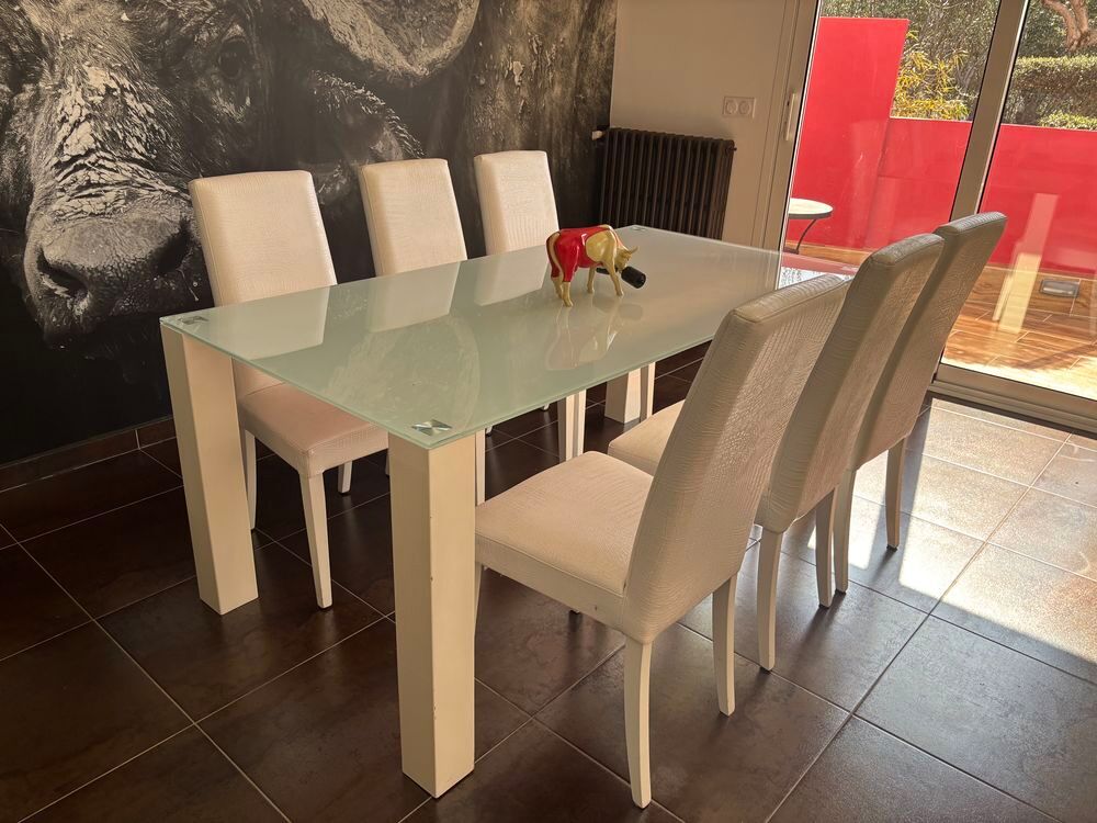 Table salle &agrave; manger avec ces six chaises blanche similicuir Meubles