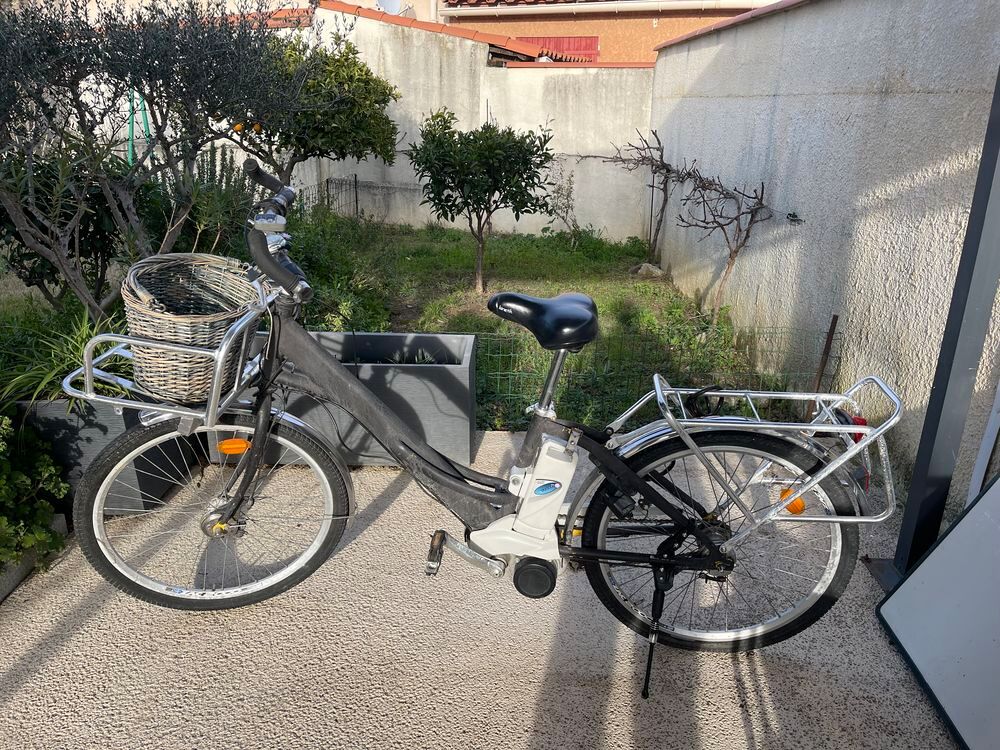V&eacute;lo &eacute;lectrique vintage de la poste Vélos