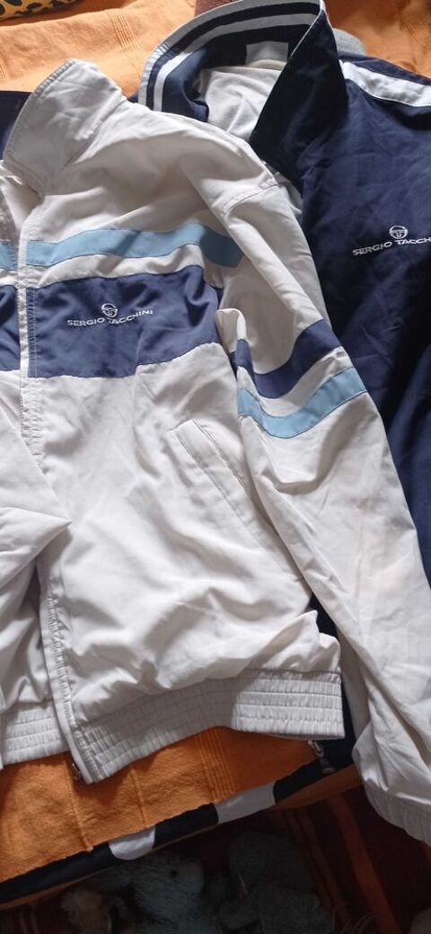 lot de deux blousons pour homme marque Sergio Tacchini taille xl un bleu et un blanc et le blanc a marqu� sergio Tacchini  dans le dos 15 Pantin (93)