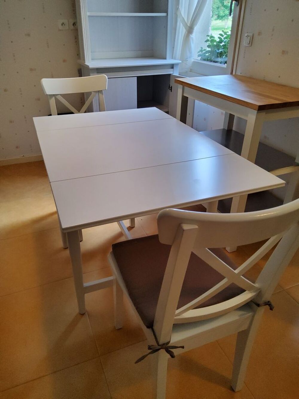 table cuisine Ikea avec 2 chaises assorties Meubles