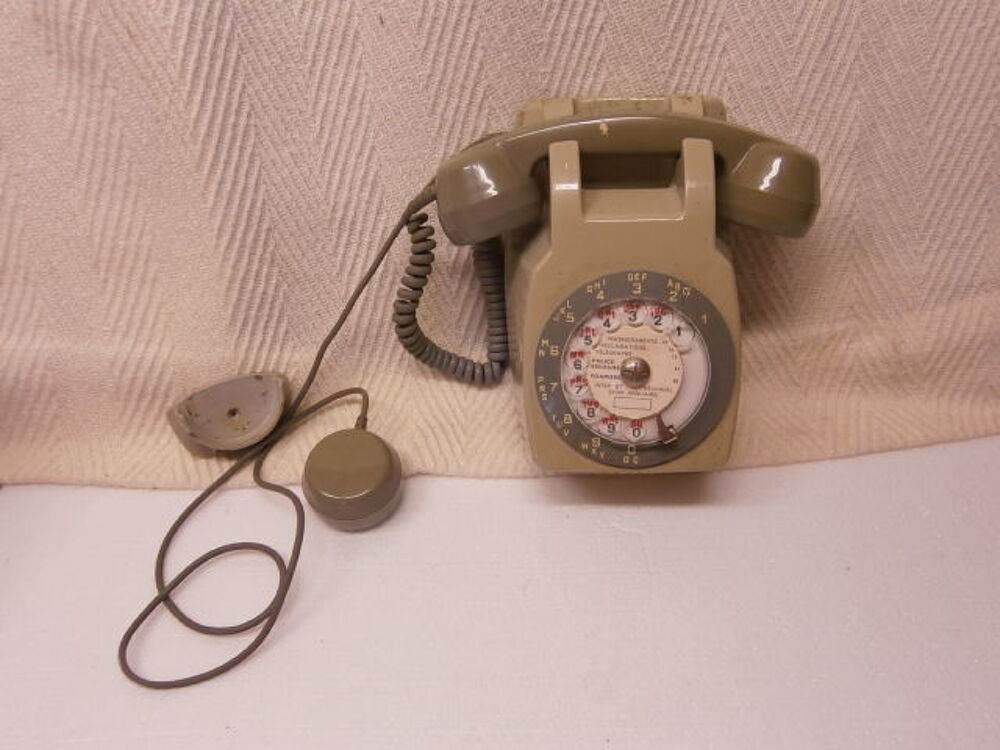 Collection de 5 t&eacute;l&eacute;phones et articles de t&eacute;l&eacute;phonies 