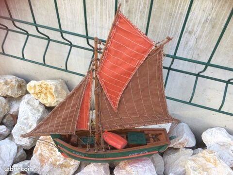 MAQUETTE  BATEAU DE TRAVAIL  AVEC  SUPPORT  30 Gnissieux (26)