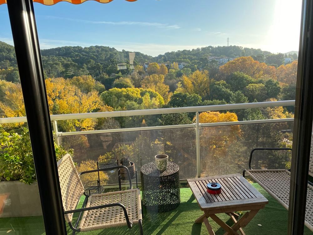 Vente Appartement Appartement rénové de 90 m2 en dernier étage vue dominante Aix-en-provence