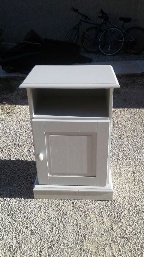 Petit meuble ou table de nuit 35 Uzs (30)